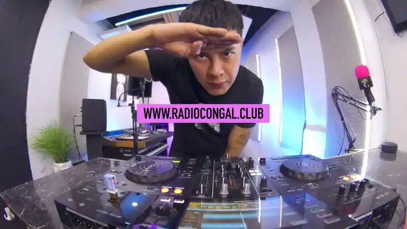 DJ en la cabina de Radio Congal